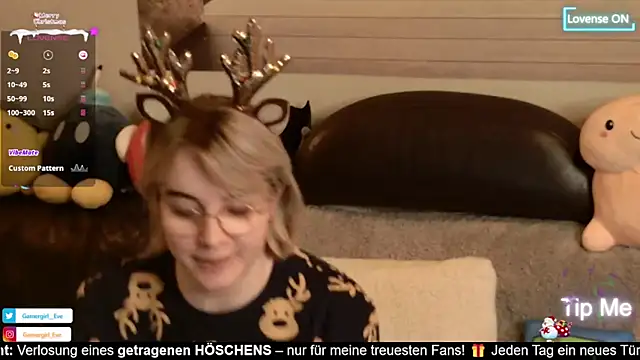 Snapshot of GamerGirl_Eve chatting on 12, 12, 2024 GamerGirl Eve online show from 12, 12, 2024