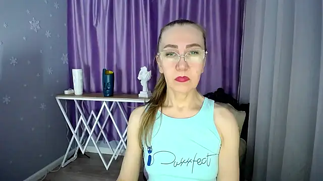 Snapshot of queen_a_n_i chatting on 1, 2, 2025 queen a n i online show from 1, 2, 2025