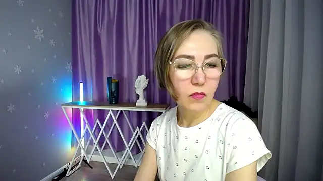 Snapshot of queen_a_n_i chatting on 8, 11, 2025 queen a n i online show from 8, 11, 2025