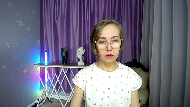 Snapshot of queen_a_n_i chatting on 13, 11, 2025 queen a n i online show from 13, 11, 2025