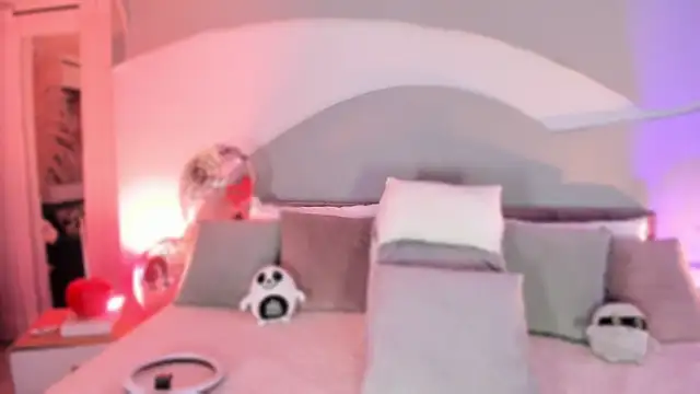 Nicolle W online show from 21, 10, 2025