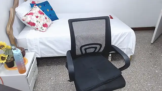 emiliaa hot online show from 22, 12, 2024