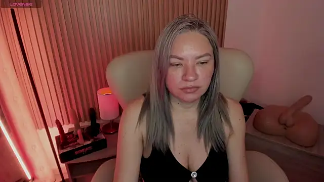 MarianL0ve online show from 4, 3, 2025