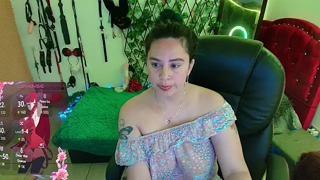 Snapshot of elektra_32 chatting on 22, 10, 2025 elektra 32 online show from 22, 10, 2025