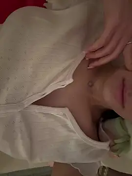 Prettylilgirll online show from 19, 4, 2026