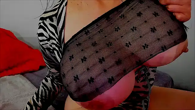 Snapshot of Conny_hot3 chatting on 4, 1, 2025 Conny hot3 online show from 4, 1, 2025