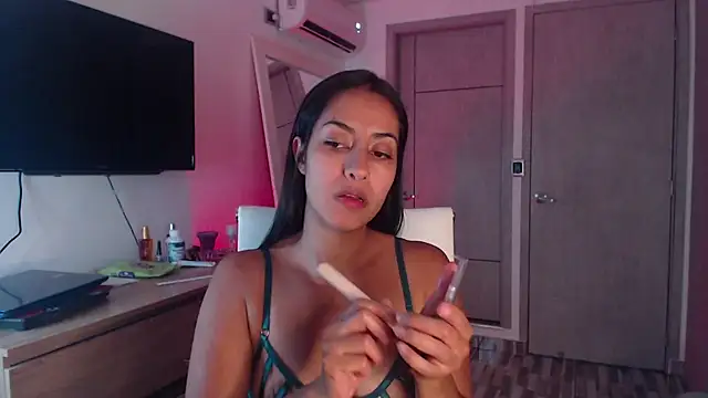 Snapshot of Brown_skin11 chatting on 14, 10, 2025 Brown skin11 online show from 14, 10, 2025