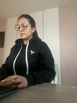 Snapshot of SWEETLILY18 chatting on 19, 12, 2024 SWEETLILY18 online show from 19, 12, 2024
