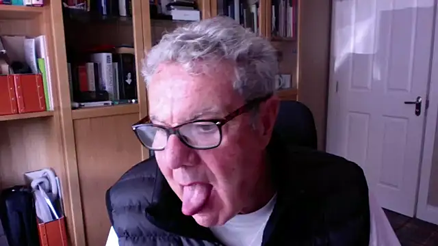 Snapshot of Oldpistolpete chatting on 6, 10, 2025 Oldpistolpete online show from 6, 10, 2025