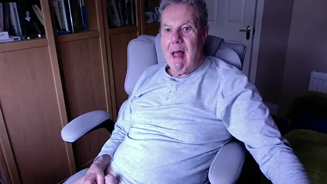 Snapshot of Oldpistolpete chatting on 15, 4, 2026 Oldpistolpete online show from 15, 4, 2026
