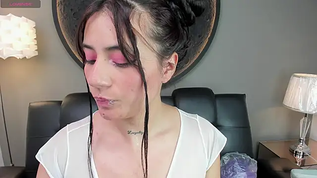 Snapshot of miss_sharlotte18 chatting on 3, 1, 2025 miss sharlotte18 online show from 3, 1, 2025