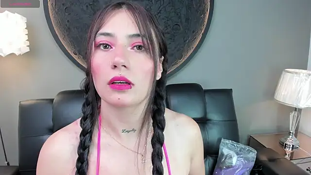 Snapshot of miss_sharlotte18 chatting on 4, 1, 2025 miss sharlotte18 online show from 4, 1, 2025