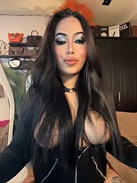 Snapshot of BigDominaMia chatting on 7, 11, 2025 BigDominaMia online show from 7, 11, 2025