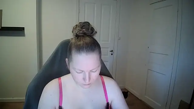 Snapshot of Girlnina-1995 chatting on 6, 2, 2025 Girlnina-1995 online show from 6, 2, 2025