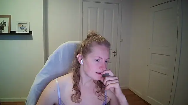 Snapshot of Girlnina-1995 chatting on 25, 9, 2025 Girlnina-1995 online show from 25, 9, 2025