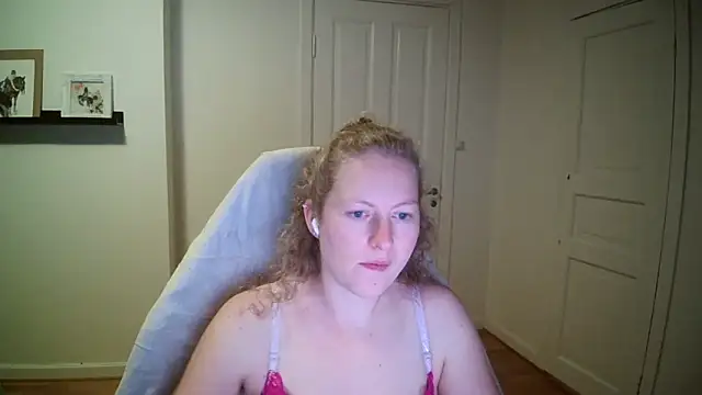 Snapshot of Girlnina-1995 chatting on 13, 10, 2025 Girlnina-1995 online show from 13, 10, 2025