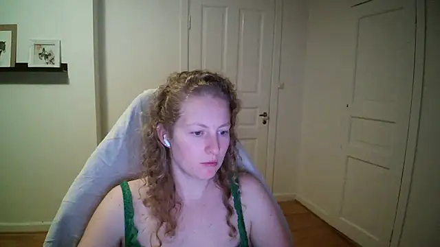 Snapshot of Girlnina-1995 chatting on 3, 11, 2025 Girlnina-1995 online show from 3, 11, 2025