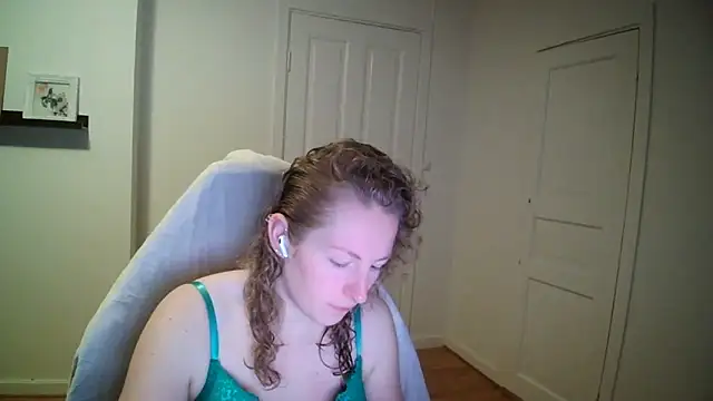 Snapshot of Girlnina-1995 chatting on 4, 12, 2025 Girlnina-1995 online show from 4, 12, 2025