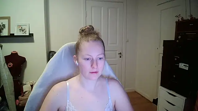 Snapshot of Girlnina-1995 chatting on 18, 12, 2025 Girlnina-1995 online show from 18, 12, 2025