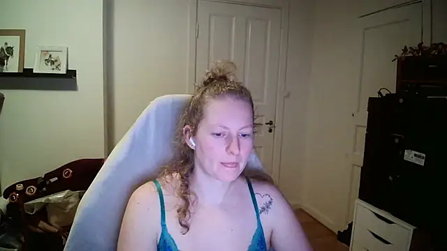 Snapshot of Girlnina-1995 chatting on 2, 2, 2026 Girlnina-1995 online show from 2, 2, 2026