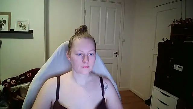 Snapshot of Girlnina-1995 chatting on 4, 2, 2026 Girlnina-1995 online show from 4, 2, 2026