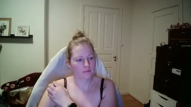 Snapshot of Girlnina-1995 chatting on 4, 2, 2026 Girlnina-1995 online show from 4, 2, 2026