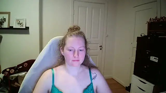 Snapshot of Girlnina-1995 chatting on 9, 2, 2026 Girlnina-1995 online show from 9, 2, 2026