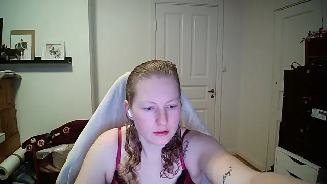 Snapshot of Girlnina-1995 chatting on 18, 2, 2026 Girlnina-1995 online show from 18, 2, 2026