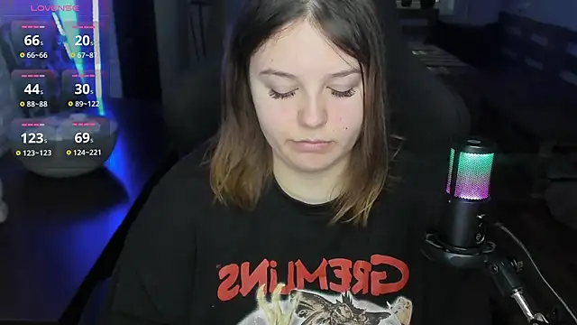 Snapshot of XNirvanaX chatting on 4, 10, 2025 XNirvanaX online show from 4, 10, 2025