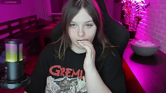 Snapshot of XNirvanaX chatting on 5, 12, 2025 XNirvanaX online show from 5, 12, 2025