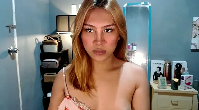 Snapshot of luxxy_grand chatting on 19, 12, 2024 luxxy grand online show from 19, 12, 2024