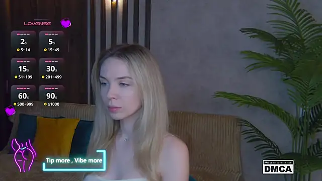 Snapshot of Holl1Would chatting on 1, 2, 2025 Holl1Would online show from 1, 2, 2025