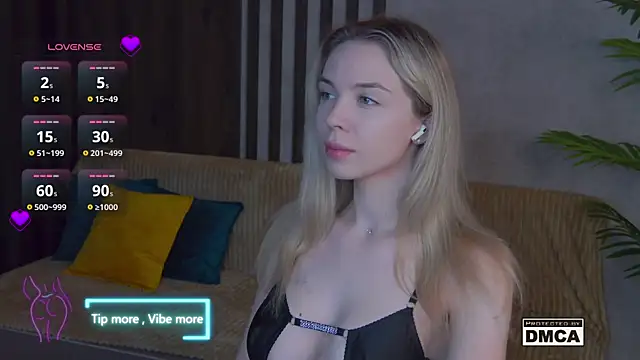 Snapshot of Holl1Would chatting on 3, 2, 2025 Holl1Would online show from 3, 2, 2025