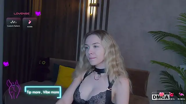 Snapshot of Holl1Would chatting on 1, 3, 2025 Holl1Would online show from 1, 3, 2025