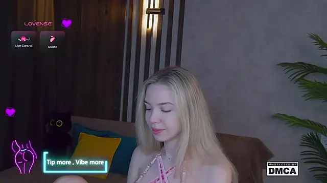 Snapshot of Holl1Would chatting on 19, 3, 2025 Holl1Would online show from 19, 3, 2025