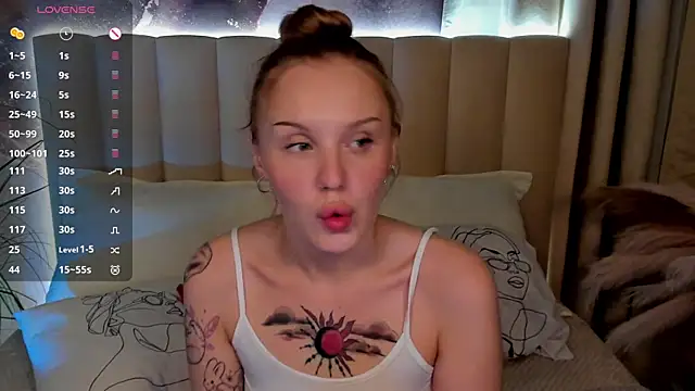 Snapshot of LianaFord chatting on 4, 2, 2025 LianaFord online show from 4, 2, 2025