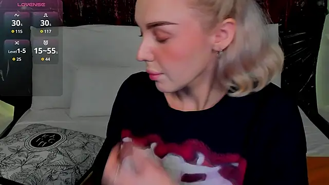 Snapshot of LianaFord chatting on 24, 10, 2025 LianaFord online show from 24, 10, 2025