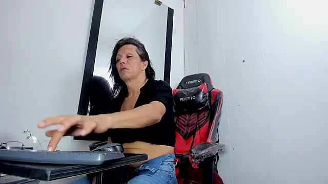 Snapshot of Cleopatra_Trans chatting on 7, 11, 2025 Cleopatra Trans online show from 7, 11, 2025