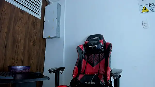 Snapshot of Cleopatra_Trans chatting on 8, 11, 2025 Cleopatra Trans online show from 8, 11, 2025