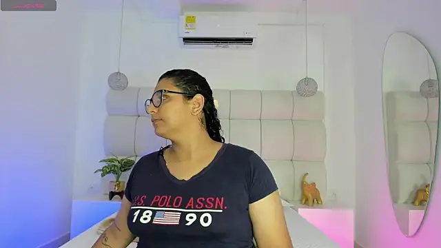 Snapshot of DanielleEvans_ chatting on 25, 10, 2025 DanielleEvans online show from 25, 10, 2025