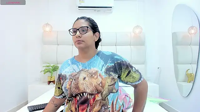 Snapshot of DanielleEvans_ chatting on 28, 10, 2025 DanielleEvans online show from 28, 10, 2025