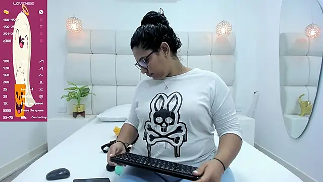 Snapshot of DanielleEvans_ chatting on 29, 10, 2025 DanielleEvans online show from 29, 10, 2025