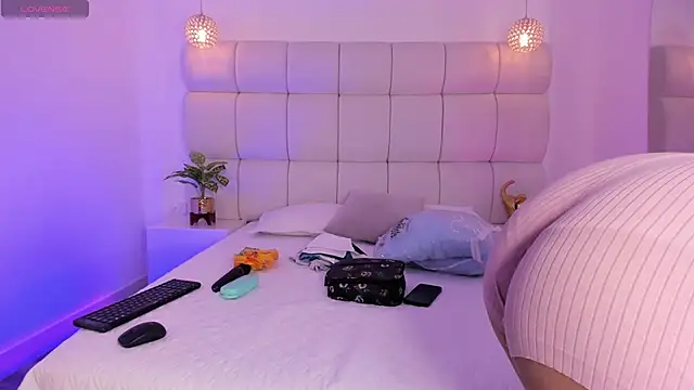 Snapshot of DanielleEvans_ chatting on 7, 11, 2025 DanielleEvans online show from 7, 11, 2025