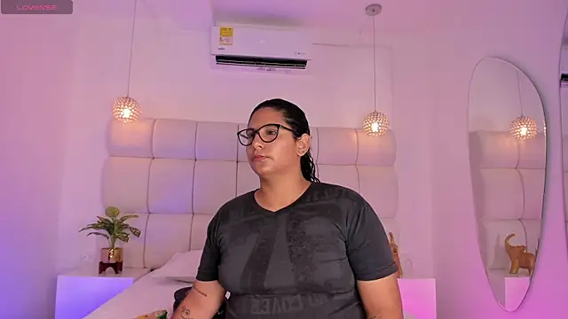 Snapshot of DanielleEvans_ chatting on 8, 11, 2025 DanielleEvans online show from 8, 11, 2025