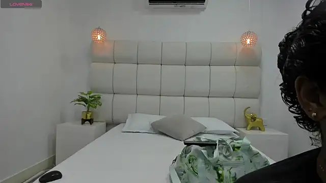 Snapshot of DanielleEvans_ chatting on 11, 11, 2025 DanielleEvans online show from 11, 11, 2025