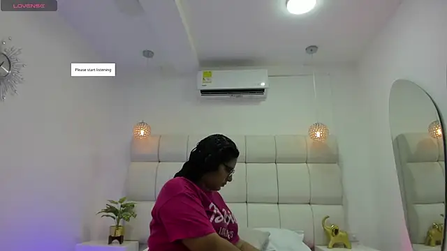 Snapshot of DanielleEvans_ chatting on 12, 11, 2025 DanielleEvans online show from 12, 11, 2025