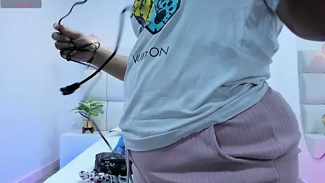 Snapshot of DanielleEvans_ chatting on 13, 11, 2025 DanielleEvans online show from 13, 11, 2025