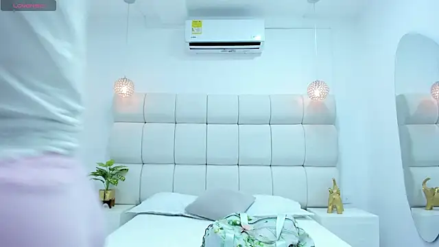 Snapshot of DanielleEvans_ chatting on 14, 11, 2025 DanielleEvans online show from 14, 11, 2025