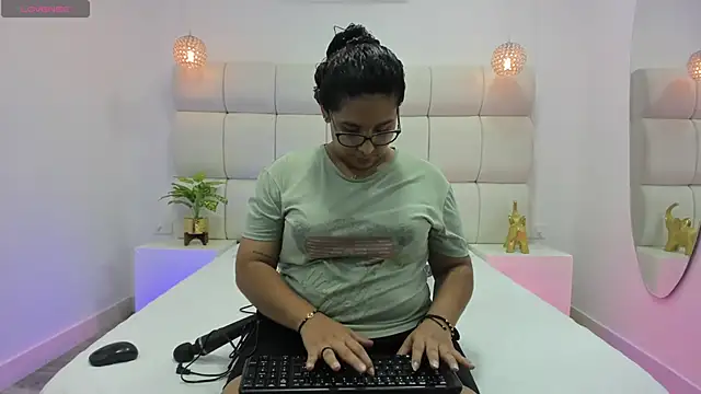 Snapshot of DanielleEvans_ chatting on 17, 11, 2025 DanielleEvans online show from 17, 11, 2025