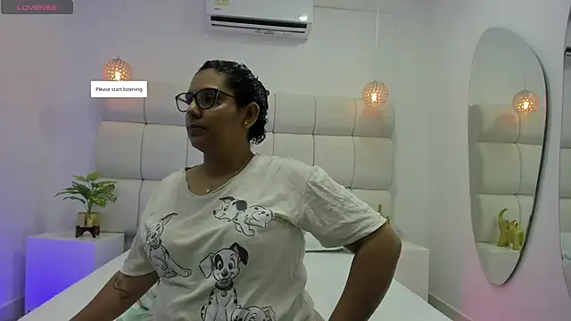 Snapshot of DanielleEvans_ chatting on 19, 11, 2025 DanielleEvans online show from 19, 11, 2025